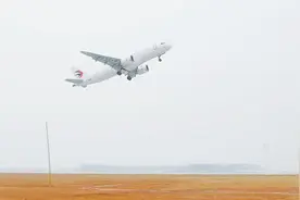 武汉天河机场第三跑道正式投用 国产大飞机C919率先起飞图片