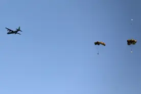 （外代一线）救援物资空投加沙图片