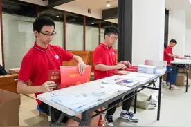 喜从天降！广东学子收到“飞”来的录取通知书图片