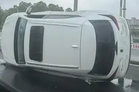 沪闵高架：轿车“探头”引发3车事故图片