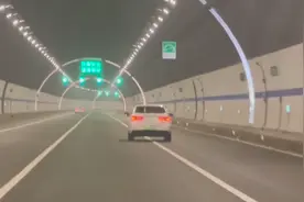 险！福州一小车凌晨“蛇形走位”！幸好……图片