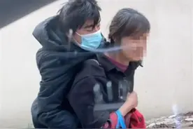 年迈母亲背着成年儿子行走引热议，官方回应图片