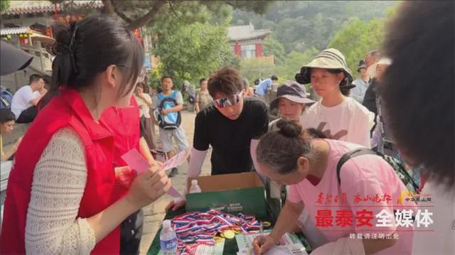 “无痕登山 分类共践”活动举行 全民共护绿水青山 无废理念深入人心