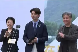 “越过山丘，却发现无人等候……”这段获奖感言，刷屏了！图片