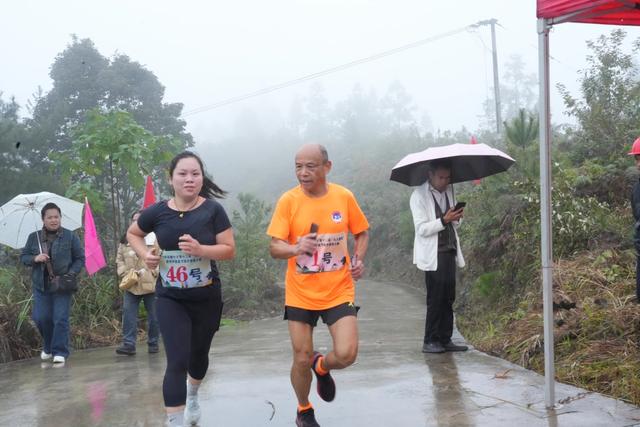 打糍粑、背媳妇、拔河……代化“九九重阳”皇帝坪登高节圆满落幕