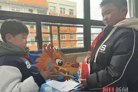 开学第一天，他们互赠自制龙年礼物图片