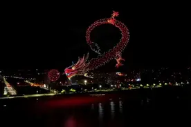 马斯克转发中国无人机蜂群，嘲讽“白痴仍在建造F-35”、“载人战斗机只会让飞行员丧命”，生产商洛克希德·马丁紧急回应图片