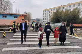 小女孩暖心卡片致敬护学岗民警，警民情深共筑校园安全防线图片