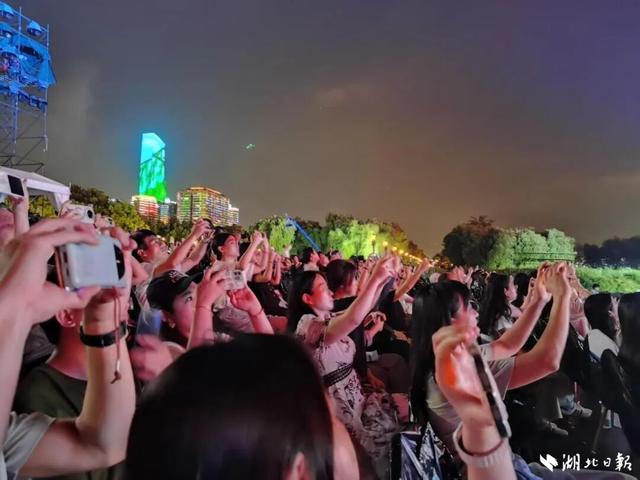 此刻，武汉人的朋友圈爆了 ！