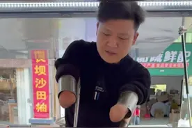 没有双手的全国游泳冠军，在夜市卖蛋炒饭书写自强人生图片