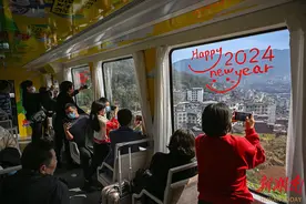 乘磁浮畅游凤凰图片