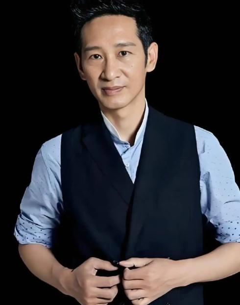 老戏骨王劲松发文称被小洛熙事件气疯了：这么小的娃娃还没来得及叫一声爸妈