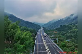 ​2024年国庆期间怀化高速公路路网运行压力增大  以外出游玩的自驾游小型客车为主图片