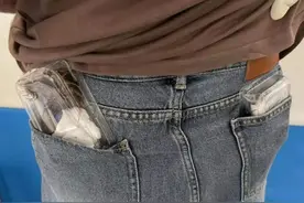 女子胸前腰部绑藏15条活体蛇！因行走姿势怪异被发现图片