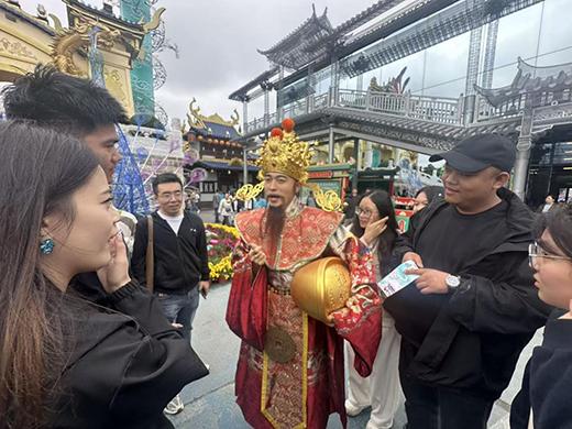 “踏入这条街，你已是江湖中人”，2000个NPC在景区演绎别样人生｜华夏双节观察