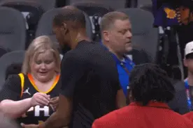 我没在做梦吧😲小姑娘得到杜兰特签名 受宠若惊张大嘴巴图片