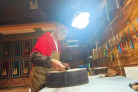 小城大业·贵州县域经济观察②丨正安吉他大师张维义：赋予每一把吉他以灵魂图片