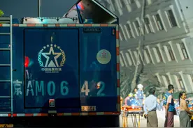 曼德勒震区六次敲管道求救的是18岁装修工！中国救援队顶余震风险已连续搜救30小时图片