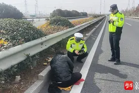 女子光着脚坐马路中央，民警紧急救助图片