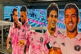 梅西人形广告牌被踢飞脑袋 球迷对梅西和苏亚雷斯缺席感到极度失望图片