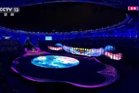 开幕式五星红旗入场，现场响起《我爱你中国》！图片