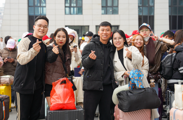 河口口岸首迎今冬越南“赏雪团”