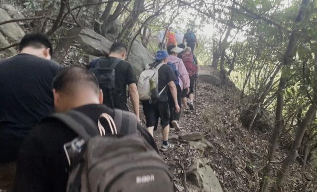 36人徒步登山走失 信阳消防连夜救援