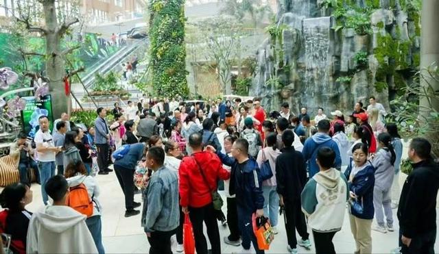国庆假期文旅“黑马”！济南起步区鹊山生态文化区开园4天客流超10万