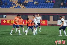 中越民间男子足球交流友谊赛在广西凭祥开赛图片