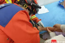 海口一4岁女童玩耍时误将手指卡入水果刀 消防快速处置图片