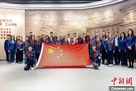 国旗传递活动：遨游过太空的五星红旗在中国雷达工业发源地升起图片