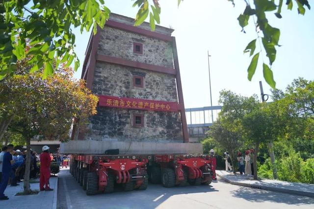 近百年历史文物给高速让路，温州西塘碉楼坐拖车“搬家”到300米外