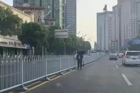 女子上班“抄近道”横穿护栏被查 网友：看到这一幕都替她担心图片