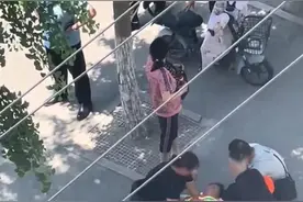 网友称保洁员树荫下避暑被批评后躺地哭泣？当地城管局回复图片