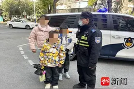 俩萌娃乘公交出游，司机担忧安全遂报警……图片