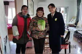 武汉铁机路社区开展“送百财·保安康”慰问孤寡独居老人活动图片