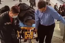 孕妇站台上突然临盆，众人脱下棉衣围了上去！图片