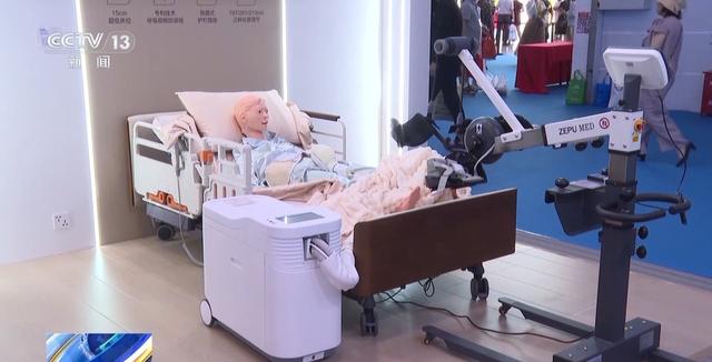 养老服务机器人都能干点啥？陪老人下棋、监测生命体征