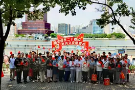 迎国庆老兵手工作品义卖活动在望江驿“戎戎”举行图片