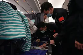 海外搬运工日结600？男子走着出去，躺着回来图片