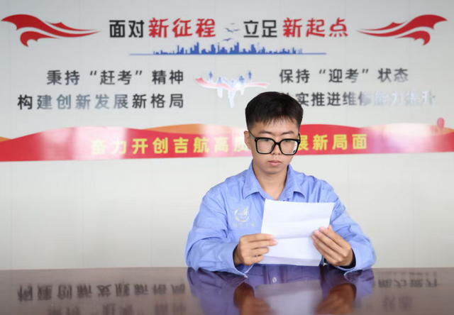 当月亮遇见飞机，这封家书写给每一位航空人