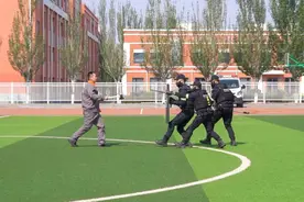 演练！海南区这所学校居然上演“警匪对峙”图片