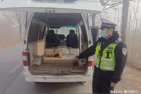 面包车拆除座位变货车？交警：“驶”不得！图片