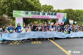 “星星的孩子”组团来，停步合影也无妨，杭州“樱花跑”浪漫开跑图片
