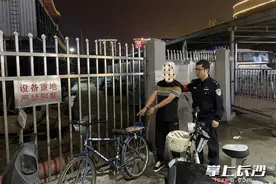 窃贼刚寄完盗来的自行车，正准备上火车时被民警抓获图片