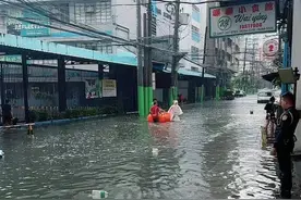 菲律宾首都宣布进入灾难状态，当地华人：学校停课，有人划皮艇出行图片
