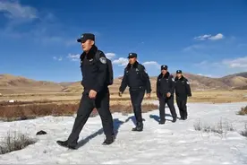 走村入户、登门服务、排忧解难……他们是金马草原上的“背包警察”图片