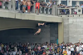 “天津大爷跳水”火了，差异化管理应跟上图片