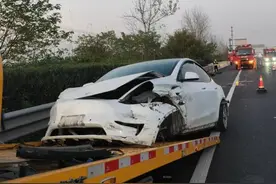 一新能源车突然失控撞高速护栏 司机称开启了自动辅助驾驶图片