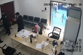 受伤野鸟接连飞入“百姓家”？静安警民合力救助两只受伤保护动物图片